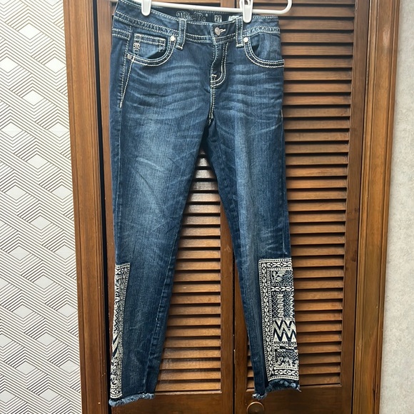📌Sold on live📌Miss Me Born To Be Boho Ankle Jeans Womens 27 Aztec Frayed Hem - Picture 2 of 16